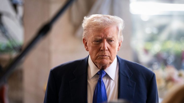Donald Trump avertizeaza ca va trimite un alt portavion si intariri militare in Orientul Mijlociu