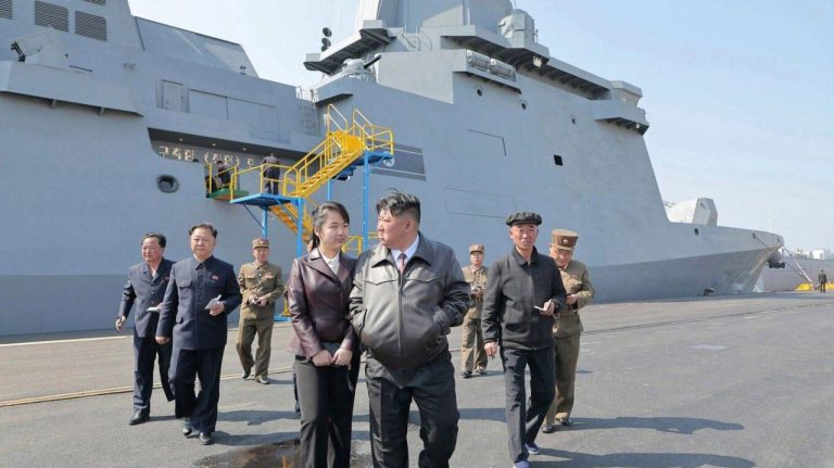 Fiica de 13 ani a lui Kim Jong-Un, numită „șefă” peste rachetele nucleare, primește rapoarte de la generalii din Phenian. Fiica de 13 ani a lui Kim Jong Un numita sefa peste rachetele nucleare primeste rapoarte de la generalii din Phenian