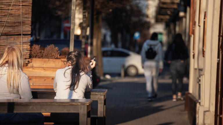 Guvernul britanic devine tot mai sever cu fumătorii. „Pentru a proteja pe toată lumea de pericole” Guvernul britanic devine tot mai sever cu fumatorii Pentru a proteja pe toata lumea de pericole