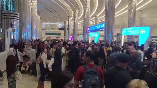 Haos pe mai multe aeroporturi. 1.500 de pasageri români afectați de anularea zborurilor către Dubai, Abu Dhabi și Tel Aviv. Haos pe mai multe aeroporturi 1500 de pasageri romani afectati de anularea zborurilor catre Dubai Abu Dhabi si Tel Aviv