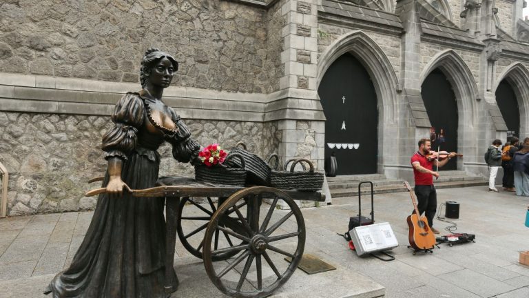Irlanda implementa un sistem unic in lume pentru protectia artistilor generand totodata venituri pentru buget Romania era interesata de un sistem de pontaj pe ora