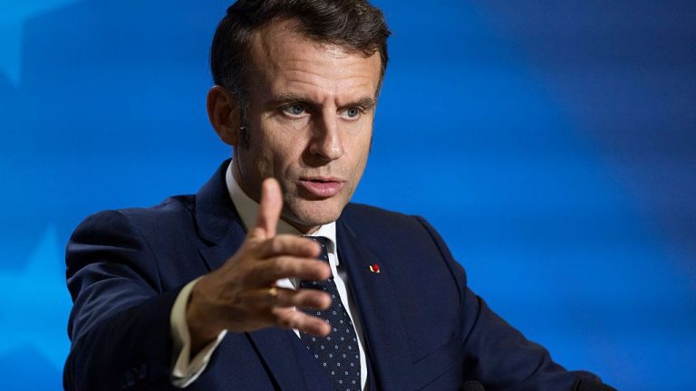 Macron a cerut calm înaintea marșurilor pentru activistul ucis și a anunțat măsuri împotriva grupărilor violente. Macron a cerut calm inaintea marsurilor pentru activistul ucis si a anuntat masuri impotriva gruparilor violente