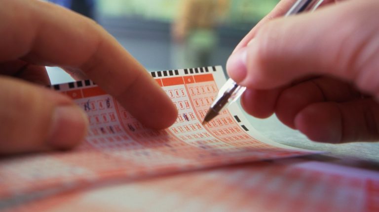 Managerul unui magazin din SUA a fost acționat în judecată după ce a achiziționat un bilet câștigător la Loto în valoare de 12,8 milioane de dolari. Managerul unui magazin din SUA a fost actionat in judecata dupa ce a achizitionat un bilet castigator la Loto in valoare de 128 milioane de dolari
