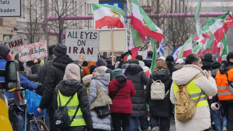 Manifestație pro-Iran la Berlin. Diferență semnificativă între numărul anunțat de poliție și cel al organizatorilor. Manifestaie pro Iran la Berlin Diferen semnificativ ntre numrul anunat de poliie i cel al organizatorilor