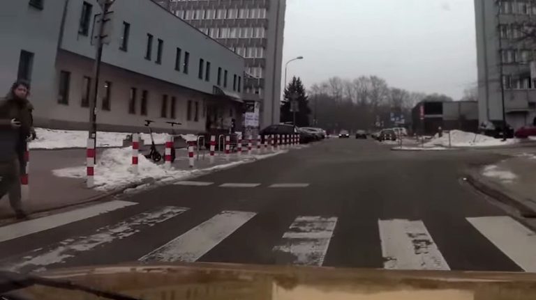 Ministrul Justitiei sancionat de politia rutiera in Polonia dupa ce a fost pe punctul de a lovi un pieton in timpul unui interviu