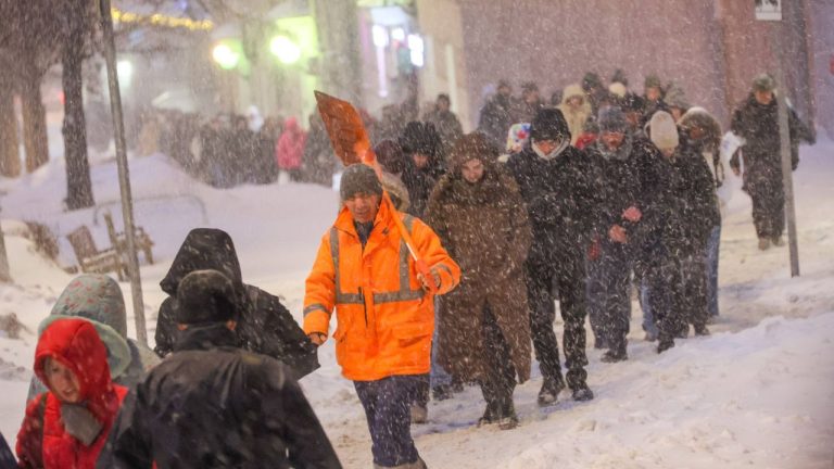 Moscova, acoperită de un strat record de zăpadă, depășind pentru prima dată în istorie recordul anterior stabilit în 1994. Moscova acoperita de un strat record de zapada depasind pentru prima data in istorie recordul anterior stabilit in 1994