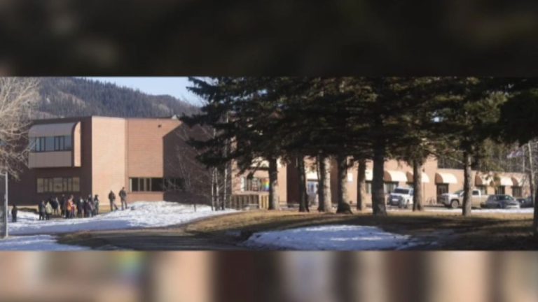 Motivatia atacatorului din Canada imbracat in rochie ramane necunoscuta Acesta a masacrat elevii scolii pe care o parasise cu patru ani in urma