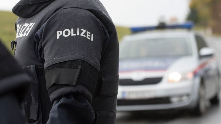 Pedeapsa primită de un bărbat din Austria după ce a filmat fotbaliste în vestiar: va plăti câte 625 de euro fiecărei victime. Pedeapsa primita de un barbat din Austria dupa ce a filmat fotbaliste in vestiar va plati cate 625 de euro fiecarei victime