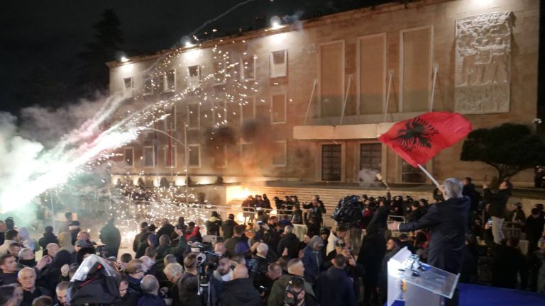 Proteste violente la Tirana Gaze lacrimogene si tunuri cu apa impotriva cocktailurilor Molotov Motivul manifestarilor