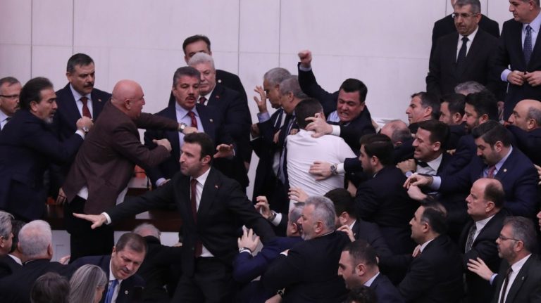 Razboi in Parlamentul turc la investirea noului ministru al Justitiei Opozitia denunta dosare politice si abuzuri