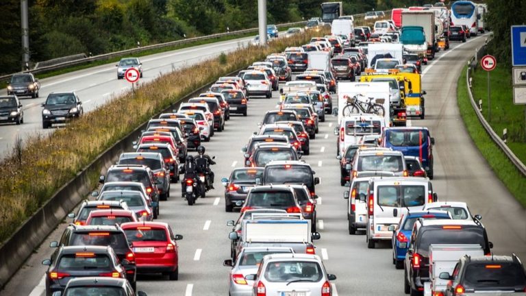 România, „campioană” a UE la decese în accidente rutiere, a modificat modul de colectare a amenzilor. Cât de severe sunt reglementările în alte țări? Romnia campioana a UE la deces uri in accidente rutiere a modificat modul de colectare a amenzilor Cat de severe sunt reglementarile in alte tari