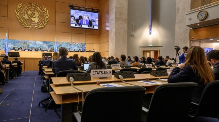 Rusia, deschisă la negocieri nucleare multilaterale dacă Regatul Unit și Franța participă. China a refuzat să se alăture. Rusia deschisa la negocieri nucleare multilaterale daca Regatul Unit si Franta participa China a refuzat sa se alature