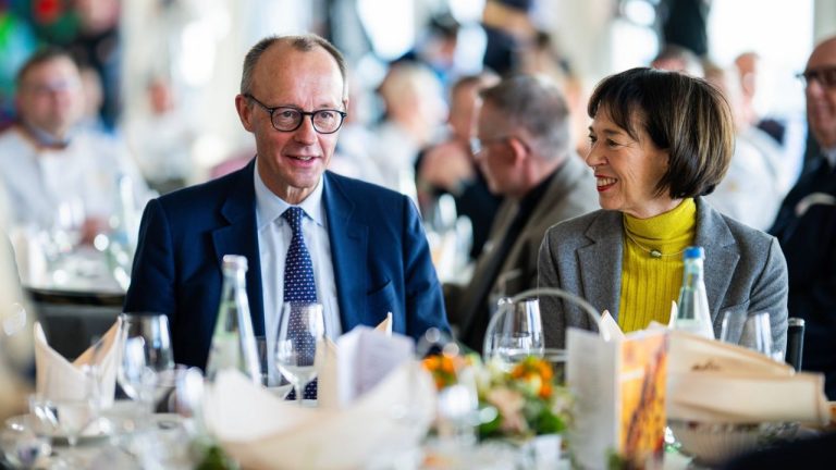Sotia cancelarului Friedrich Merz a fost dusa la spital dupa ce a cadut de pe bicicleta in timpul unei plimbari