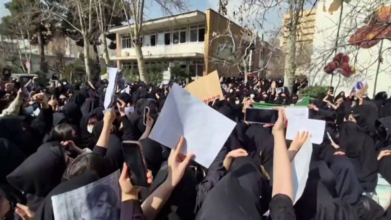 Studenții din Iran au protestat din nou pe străzi și au strigat împotriva regimului de la Teheran. Studentii din Iran au protestat din nou pe strazi si au strigat impotriva regimului de la Teheran