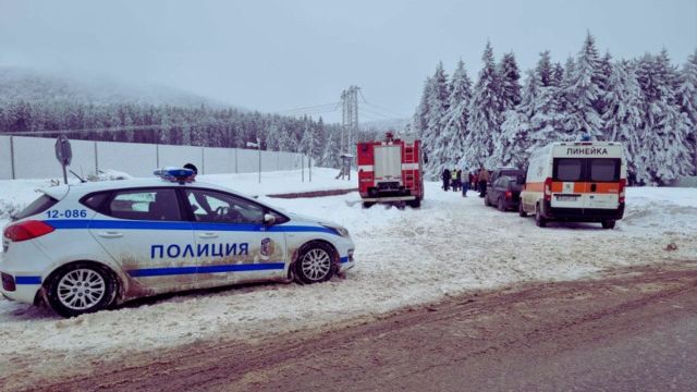 Trei bărbați descoperiți împușcați în cap în Bulgaria, înconjurați de arme, la o cabană fortificată și supravegheată cu drone, distrusă de flăcări. Trei barbatii descoperiti impuscati in cap in Bulgaria inconjurati de arme la o cabana fortificata si supravegheata cu drones distrusa de flacari