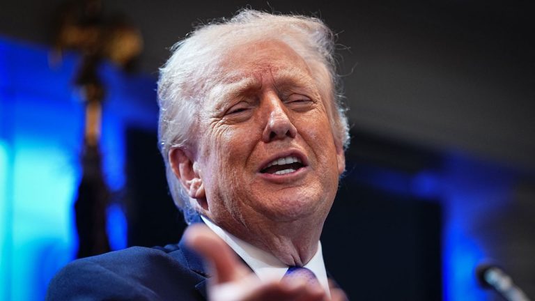 Trump, după decizia Curții Supreme: Taxele vamale „vor rămâne în vigoare”. A anunțat o nouă taxă globală de 10%. Trump dupa decizia Curtului Suprem Taxele vamale vor ramane in vigoare A anuntat o noua taxa globala de 10