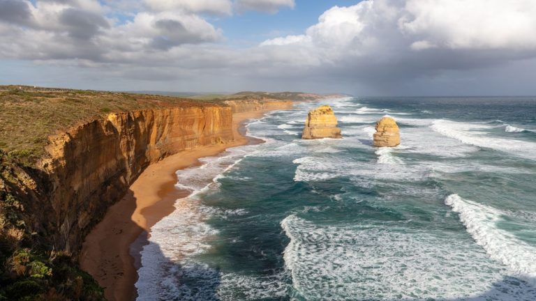 Un adolescent australian a inotat timp de patru ore in ocean pentru a salva mama fratele si sora care pluteau in deriva