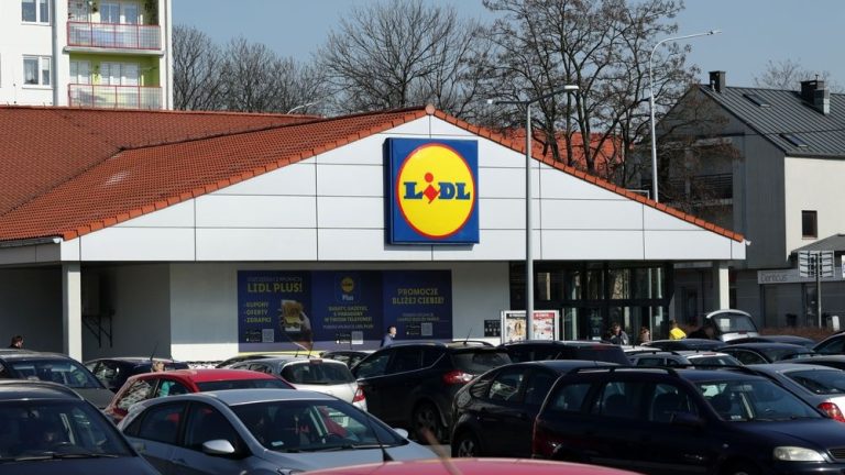 Un angajat Lidl din Marea Britanie a fost desfacut dupa ce a consumat o sticla de apa la serviciu fara sa o achite