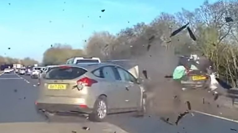 Un bărbat a primit o pedeapsă cu închisoarea pentru că a provocat un accident în timp ce se juca jocuri de noroc pe telefonul mobil. Un barbat a receput o pedeapsa cu inchisoarea pentru ca a provocat un accident in timp ce se juca jocuri de noroc pe telefonul mobil
