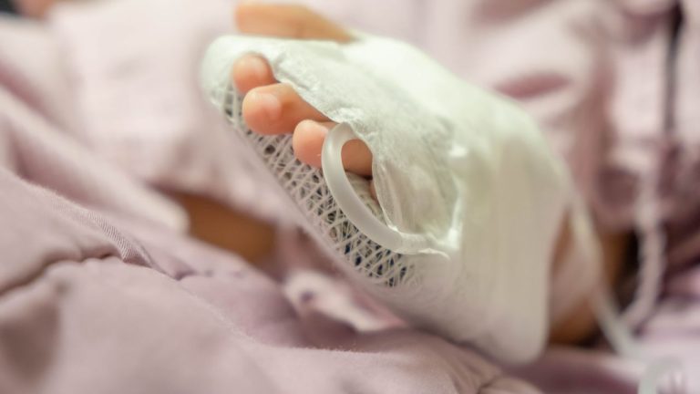 Un copil de doi anni a decedat dupa un transplant cu o inima deteriorata in timpul transportului in Italia