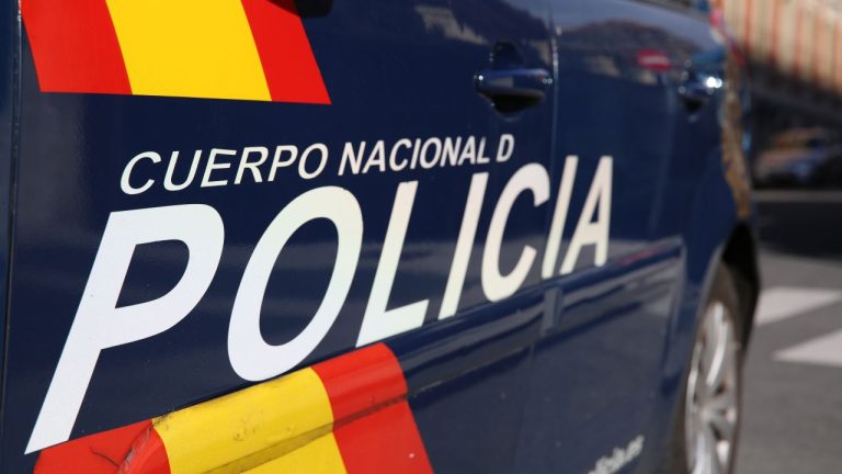 Un român fără permis a jefuit un magazin și a avariat opt mașini în timp ce era urmărit de poliție în Spania. Un roman fara permis a jefuit un magazin si a avariat opt masini in timp ce era urmarit de politie in Spania