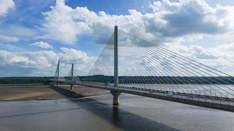 Un șofer a primit o amendă de aproape 23.000 de euro din cauza unei erori, după ce ar fi traversat ilegal un pod în Marea Britanie. Un sofer a primit o amenda de aproape 23000 de euro din cauza unei erori dupa ce ar fi traversat ilegal un pod in Marea Britanie
