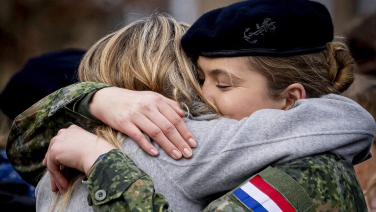 VIDEO. Regina Maxima a Olandei a început pregătirea militară în armata olandeză. Anunțul oficial al CaseiRegale VIDEO Regina Maxima a Olandei a inceput pregatirea militara in armata olandeza Anuntul oficial al CasaRegale