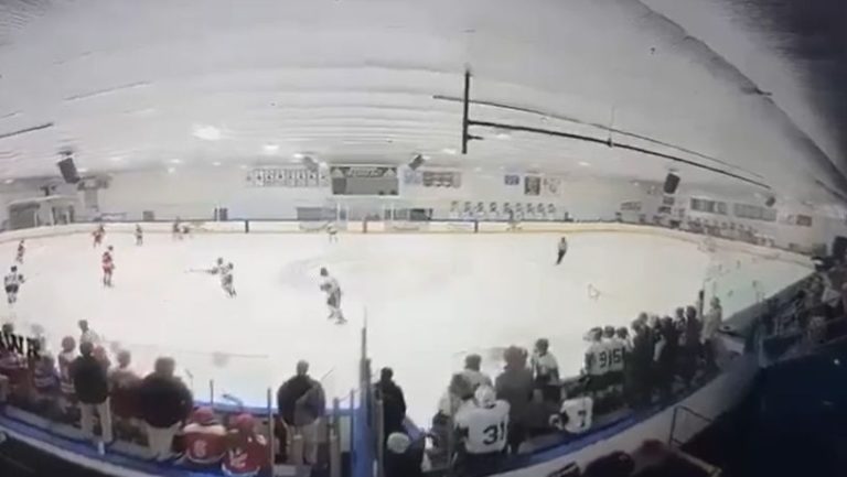 Atac armat la un patinoar din SUA: Cel puțin două persoane au fost ucise și alte trei rănite. VIDEO atac armat la un patinoar din sua cel puin dou persoane au fost ucise i alte trei rnite video