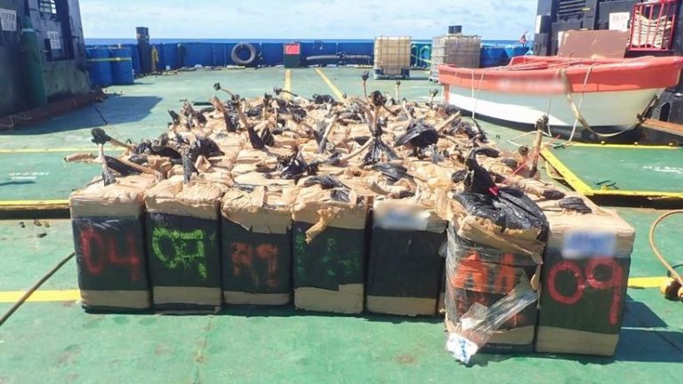 Captură impresionantă în Pacific: Marina franceză a confiscat 2,4 tone de cocaină în colaborare cu SUA. FOTO captura impresionanta in pacific marina franceza a confiscat 24 tone de cocaina in colaborare cu sua