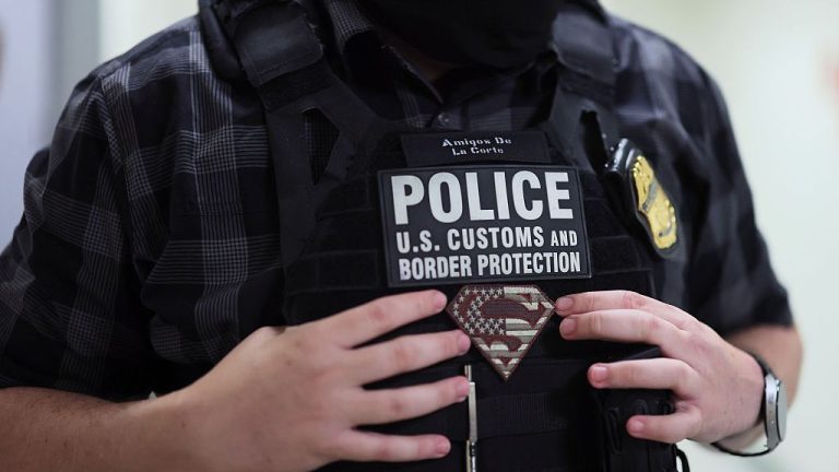 Doi agenți ai ICE suspendați pentru că au mintit în legătură cu împușcăturile asupra unui imigrant în Minneapolis doi agenti ai ICE suspendati pentru ca au mintit in legatura cu impuscaturile asupra unui imigrant in minneapolis
