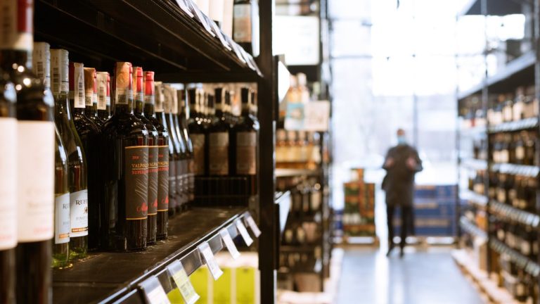 Moment istoric în Arabia Saudită: Alcool vândut într-un magazin ascuns după 73 de ani. Cine are dreptul să îl cumpere? moment istoric in arabia saudita alcool vandut intr un magazin ascuns dupa 73 de ani cine are dreptul sa il cumpere