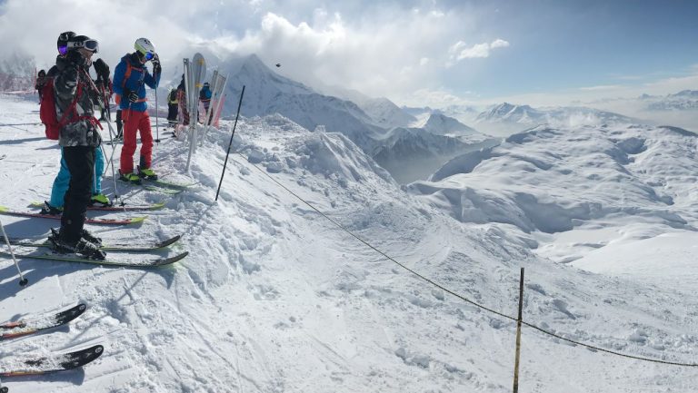 Tragedie în Alpii Francezi: Doi turiști schiori și-au pierdut viața într-o avalanșă de proporții mari. tragedie in alpii francezi doi turisti schiari si au pierdut viata intr o avalana de proportii mari
