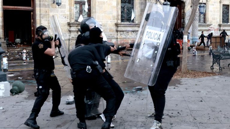 Violențe în Mexic: SUA își sfătuiesc cetățenii să se refugieze. Zeci de zboruri anulate. violene in mexic sua isi sfatuiesc cetatenii sa se refugieze zece de zboruri anulate