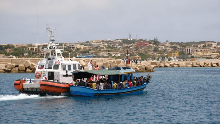 22 de migranți au murit după șase zile de dérivă în Marea Mediterană. Victimele ar fi fost aruncate în apă. 22 de migranti au murit dupa sase zile de deriva in Marea Mediterrana Victimele ar fi fost aruncate in apa