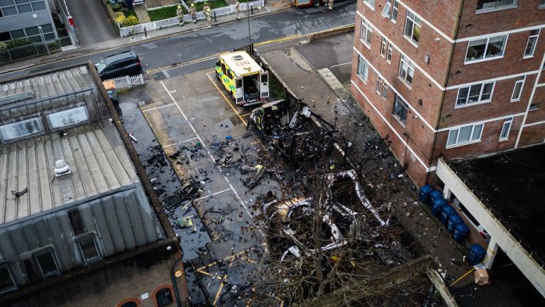 Arestări în cadrul anchetei antisemitice din Londra. Doi bărbați, reținuți pentru incendierea ambulanțelor evreiești. Arestari in cadrul anchetei antisemitice din Londra Doi barbati retinuti pentru incendierea ambulanelor evreiesti