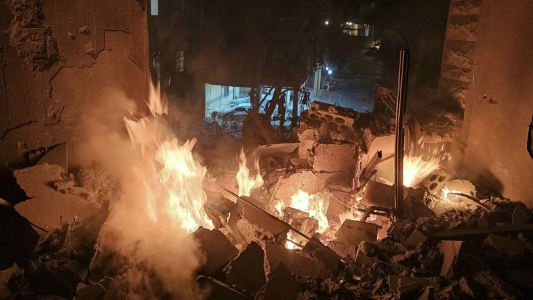Atacurile se intensifică în Liban. Armata israeliană a fost somată să distrugă poduri și să dărâme clădiri. Atacurile se intensifica in Liban Armata israeliana a fost somata sa distruga poduri si sa darame cladiri