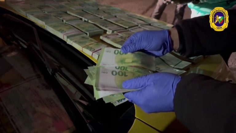 Banii tipăriți în fabrica descoperită în Suceava ar fi ajuns deja pe piața din România. Cum putem identifica bancnotele false? Banii tipariti in fabrica descoperita in Suceava ar fi ajuns deja pe piata din Romania Cum putem identifica bancnotele false