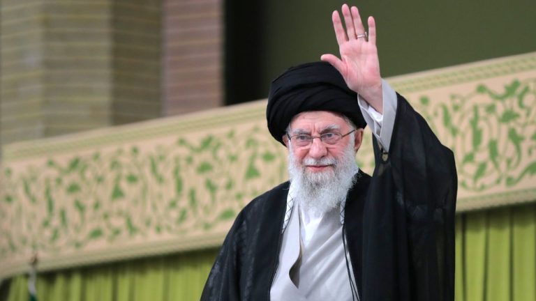 Cine a fost Ali Khamenei liderul suprem al Iranului din 1989 decedat la 86 de ani in urma atacurilor americane si israeliene