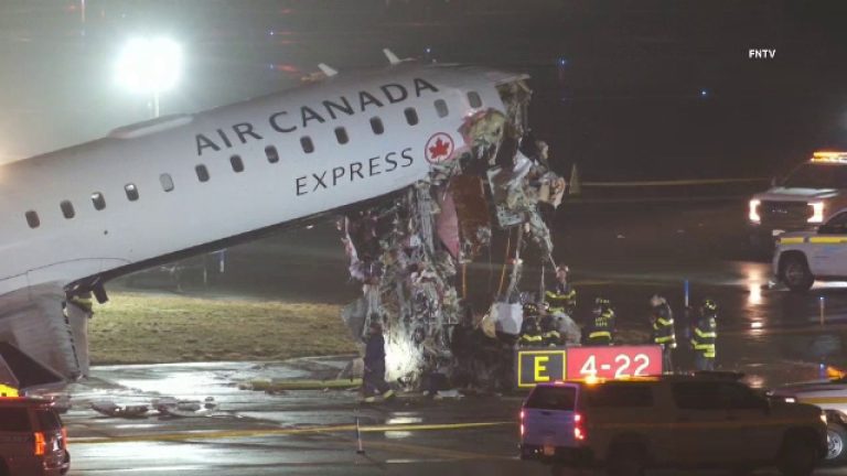 Coliziune mortala pe Aeroportul LaGuardia Primele imagini cu avionul care a lovit o masina de pompieri pe pista