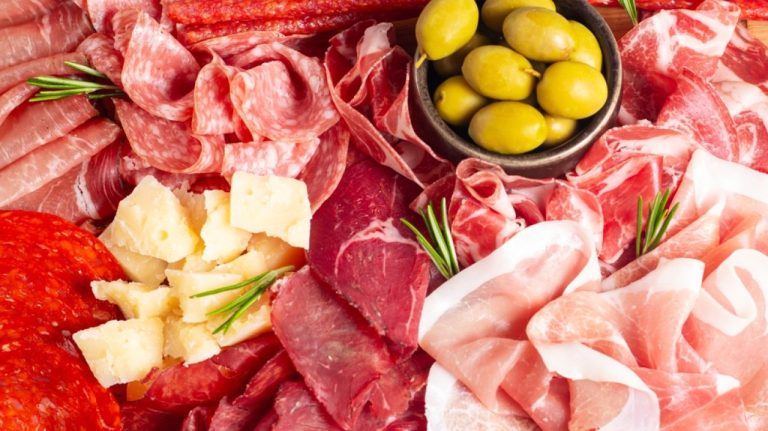 Doi oameni au decedat iar alti 12 s au imbolnavit de listerioza in Franta dupa ce au consumat mezeluri