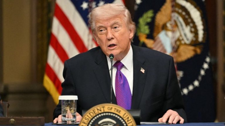 Donald Trump avertizează: Consecințele militare pentru Iran vor fi fără precedent dacă va mina strâmtoarea Ormuz. Donald Trump avertizeaza Consecintele militare pentru Iran vor fi fara precedent daca va mina stramtoarea Ormuz