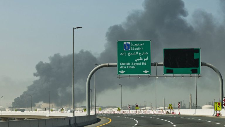 Expatriitii parasesc Dubaiul din cauza razboiului din Orientul Mijlociu Viata continua dar tensiunea se resimte peste tot