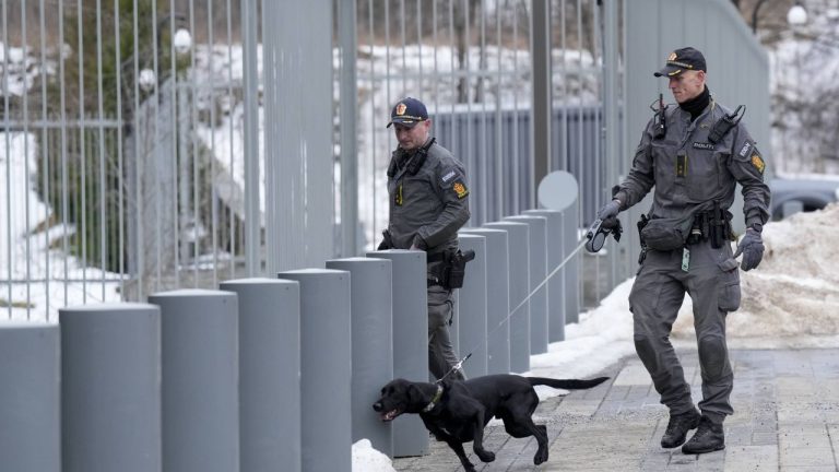 Explozie la Ambasada SUA din Oslo policia investigheaza un posibil act terorist Suspecti cautati cu caini si drone