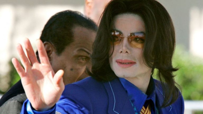 FOTO Cum era dormitorul lui Michael Jackson în ziua morții sale: mâncare în descompunere și păpuși de porțelan înfricoșătoare FOTO Cum era dormitorul lui Michael Jackson in ziua mortii sale mancare in descompunere si papusi de portelan infricosatoare