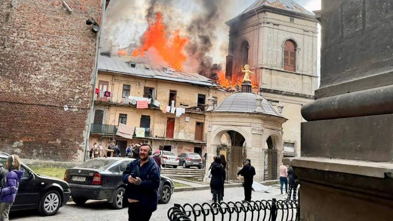„Fără precedent”: Rusia a lansat peste 400 de drone asupra Ucrainei, în plină zi. Rachetele au lovit la sute de km de front. Fara precedent Rusia a lansat peste 400 de drone asupra Ucrainei in plina zi Rachetele au lovit la sute de km de front