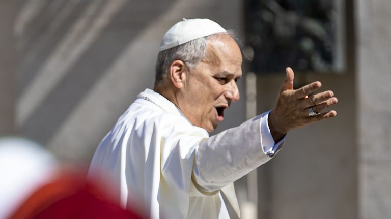 Guinea Ecuatorială impune taxe locuitorilor pentru vizita papei. Cetățenii protestează: „Nu sunt catolic, nu mă afectează” Guinea Ecuatoriala impune taxe locuitorilor pentru vizita papei Cetatenii protesteaza Nu sunt catolic nu ma afecteaza