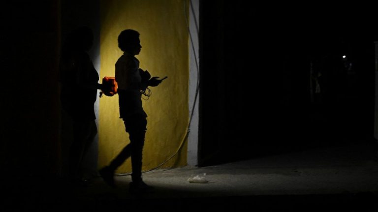 Lasati in intuneric cubanezii au ajuns la capatul rabdarii cu guvernul au incercat sa dai foc unui sediu al Partidului Comunist