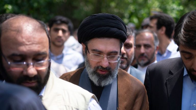 Mojtaba Khamenei noul lider suprem al Iranului Trump il avertizeaza pe fiul lui Ali Khamenei Nu va rezista mult timp