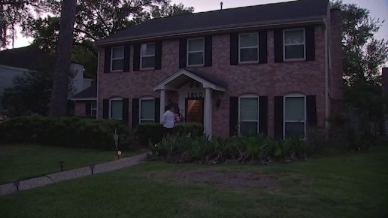 O femeie din Texas a descoperit o bucată de meteorit în casa ei și a alertat imediat autoritățile. O femeie din Texas a descoperit o bucata de meteorit in casa ei si a alertat imediat autoritatile