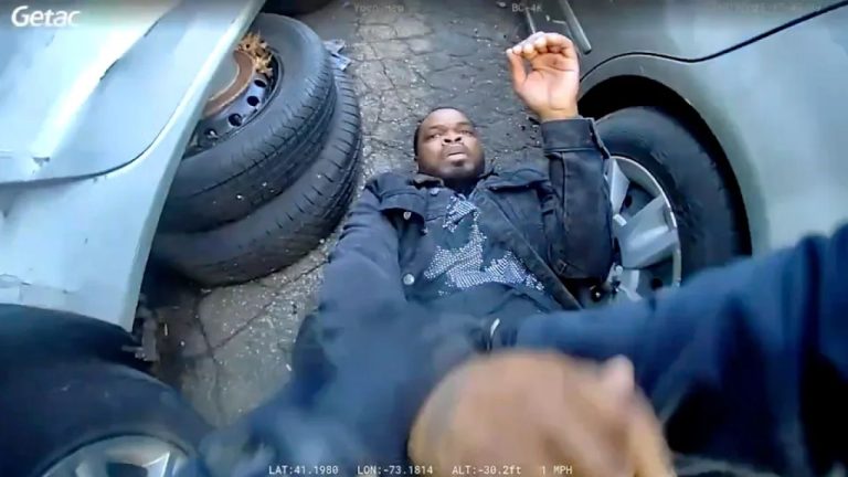 O poliista cu atac de panica a transportat suspectul decedat cu ambulanta la spital zece minute de diferenta intre viata si moarte